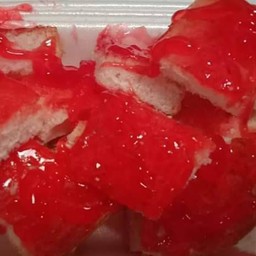 ขนมปังปิ้ง ทาแยมสตรอเบอร์รี่