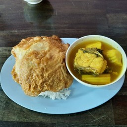 ข้าวไข่เจียว+แกงส้มปลากระพงยอดมะพร้าว