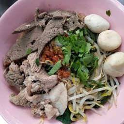 ก๋วยเตี๋ยวเรือน้ำตกหมู - หมูสด+ลูกชิ้น+ตับ