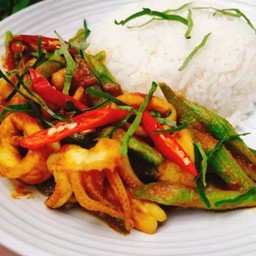 พริกแกงปลาหมึกราดข้าว