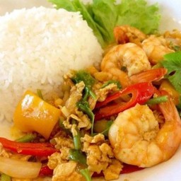 กุ้งผัดผงกะหรี่ราดข้าว