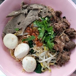 ก๋วยเตี๋ยวเรือน้ำตกหมู ลูกชิ้น+ตับ+หมูตุ๋น