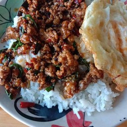 กระเพาแท้ พริกแห้งหมูสับราดข้าว