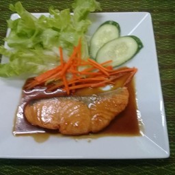 สลัดแซลมอนย่าง