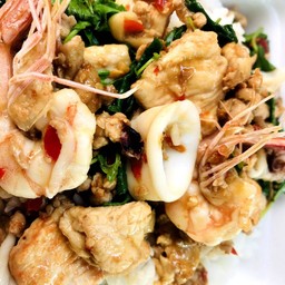 กะเพรารวมมิตรราดข้าว