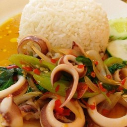 กระเพราหมึกราดข้าว