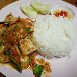 ผัดพริกแกง(ไก่/หมู/เนื้อ/ทะเล/รวมมิตร ราดข้าว
