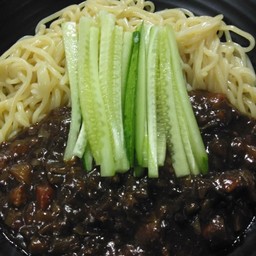 เส้นเกาหลีกับซอสถั่วดำ