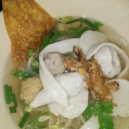 ก๋วยเตี๋ยวลูกชิ้นน้ำใส