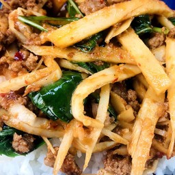 ข้าวพริกแกงเนื้อโคขุนหน่อไม้ดอง