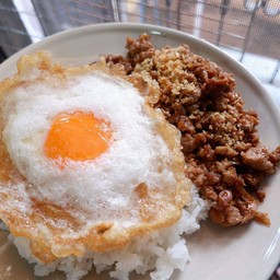 ทอดกระเทียม ราดข้าว