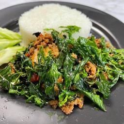ข้าวกระเพราไข่เยี่ยวม้า