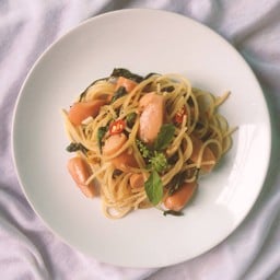 สปาเก็ตตี้กะเพรา (ไส้กรอก)
