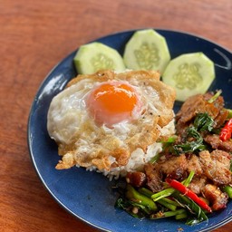 ข้าวราดคะน้าน้ำมันหอยมีพริกนิดหน่อยให้พอกรุบกริบ