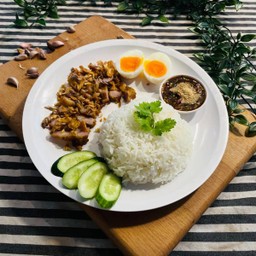 ข้าวหมูสามชั้นทอดน้ำปลา พร้อมซุปฟักกระเทียมพริกไทย และน้ำจิ้มแจ่ว