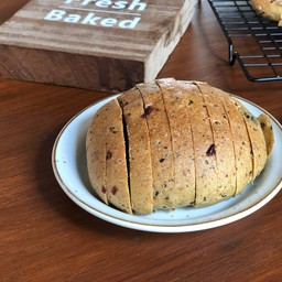 ขนมปังข้าวกล้องงอก ควินัวแครนเบอรี่