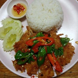 ข้าว กระเพาไก่กรอบ