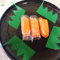 ข้าวปั้นหน้าปลาแซลม่อน