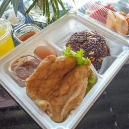 ชุดข้าวผัดอกไก่ย่างจิ้มแจ่ว