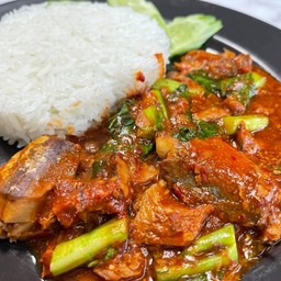 ข้าวผัดพริกแกงปลากระป๋อง
