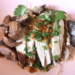 ก๋วยเตี๋ยวเนืัอไก่ + เครื่องใน (แห้ง)