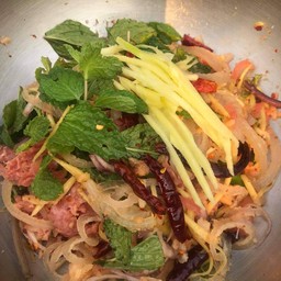 ยำแหนมเจ้ดา พาแซ่บ