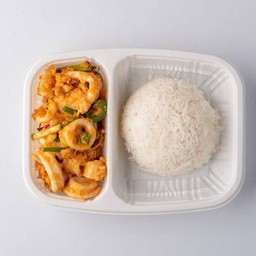 ปลาหมึกผัดไข่เค็มราดข้าว