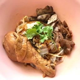 ก๋วยเตี๋ยวไก่ตุ๋น + เครื่องใน (แห้ง)
