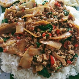 กะเพราหน่อไม้ดองหมูสับ