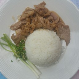 หมูผัดน้ำมันหอยราดข้าว
