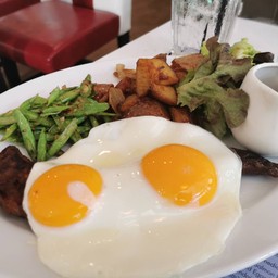 สเต็กเนื้อพื้นท้องกับไข่ดาว