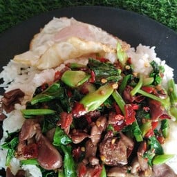 ข้าวคะน้าผัดเครื่องในไก่