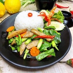 คะน้าปลาเค็มราดข้าว