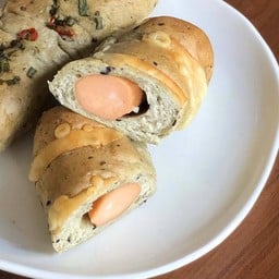 ขนมปังข้าวกล้องงอกไส้ ไส้กรอกชีส