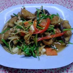 ผัดขึ้นฉ่ายปลากดคังทอด