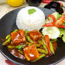 ผัดพริกแกงราดข้าว