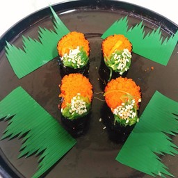 ข้าวห่อสาหร่ายไข่กุ้งกับสาหร่ายเขียว