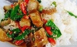 ข้าวราดดระเพราหมูกรอบ
