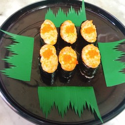 ข้าวห่อสาหร่ายสลัดทูน่า