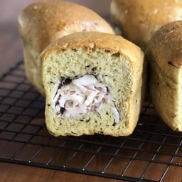 ขนมปังข้าวกล้องงอก ไส้มะพร้าว (เล็ก)