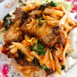 พริกแกงหมูกรอบหน่แไม้ดอง