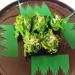 ข้าวห่อสาหร่ายยำสาหร่ายเขียว