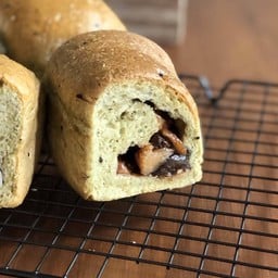 ขนมปังข้าวกล้องงอก ไส้แอปเปิ้ลลูกเกด (เล็ก)