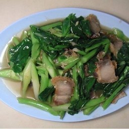 ผัดคะน้าหมูกรอบ