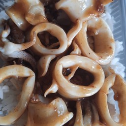 ปลาหมึก  น้ำมันหอย  ราดข้าว