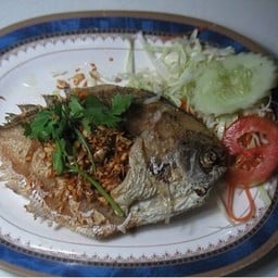 ปลาจาระเม็ดทอดกระเทียม