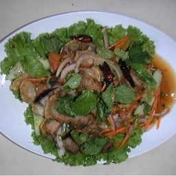 ยำหมูกรอบ