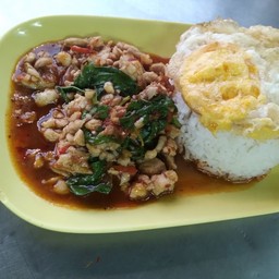 ข้าว กระเพรา ไก่ ไข่ดาว