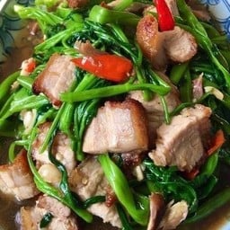 ผัดผักบุ้งหมูกรอบ