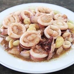 ข้าวราดหมึกกะเทียมโทน